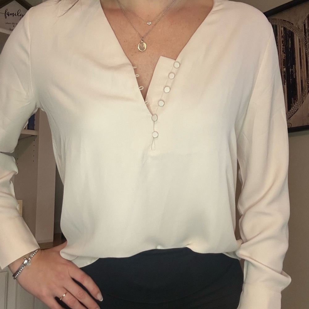New with tags
Ann Taylor women’s dress shirt
Light pink
Size medium